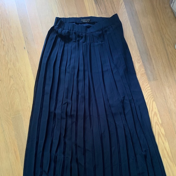 NEW - BCBG navy blue maxi pleated skirt - Picture 2 of 5